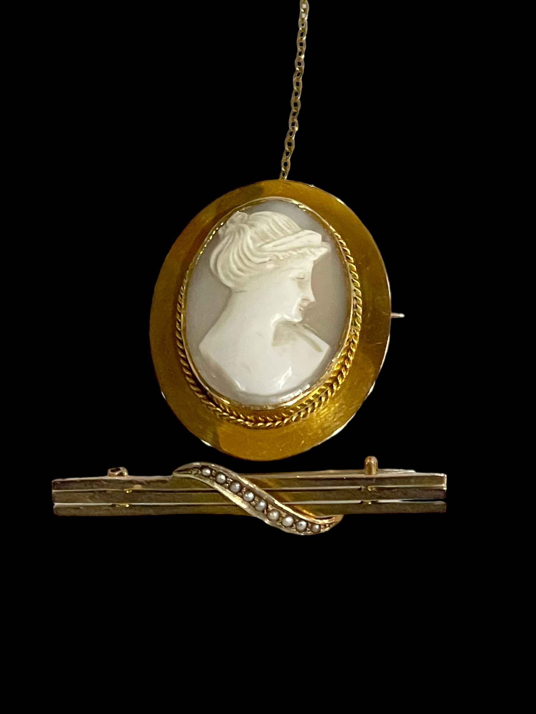 Oval female portrait cameo 9 carat gold brooch with safety chain,