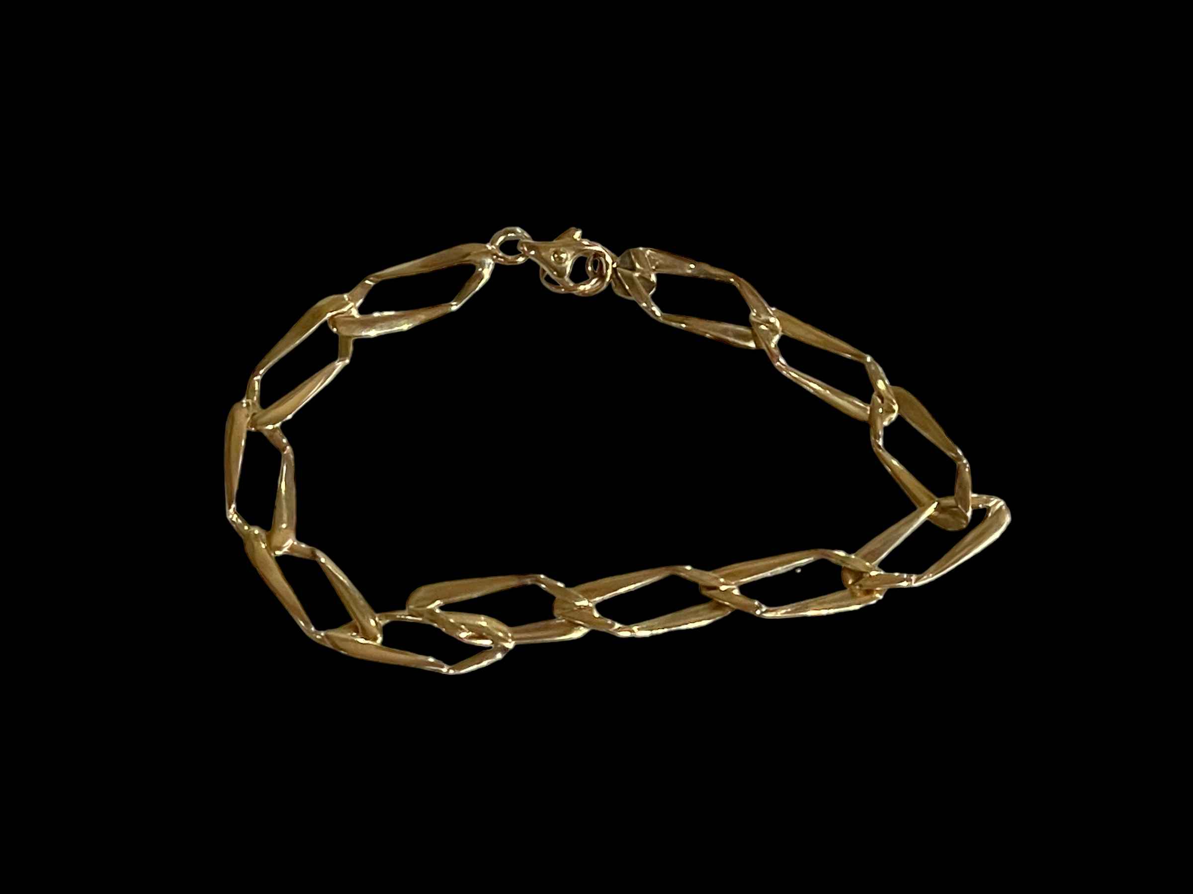 9 carat gold shaped link bracelet, 16cm.
