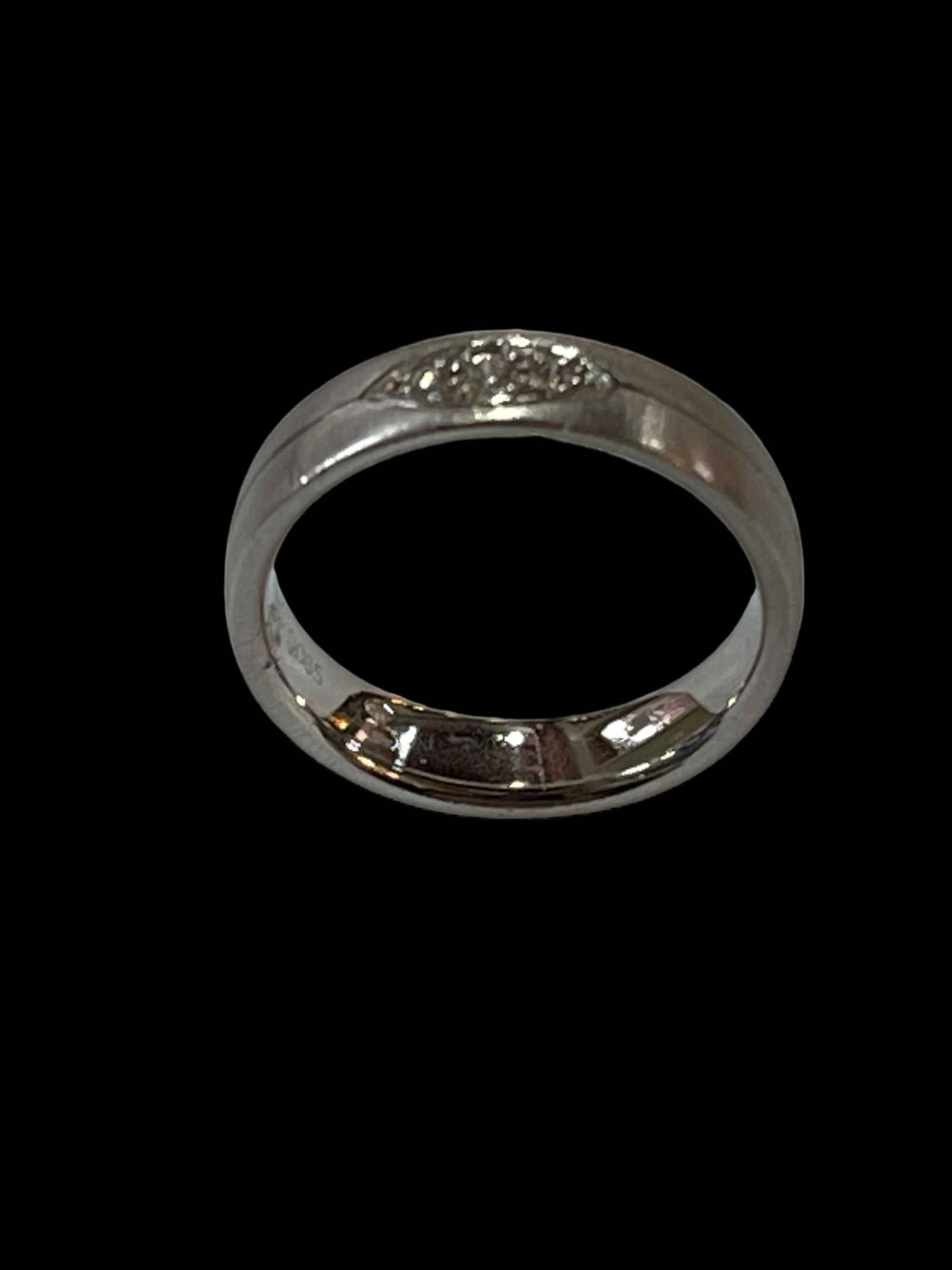 18 carat white gold three stone diamond wedding band, size N. - Image 2 of 2