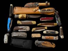 Collection of fifteen knives.