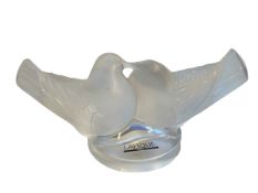 Lalique pair of doves, Lalique Society of America 1993, 15cm across.