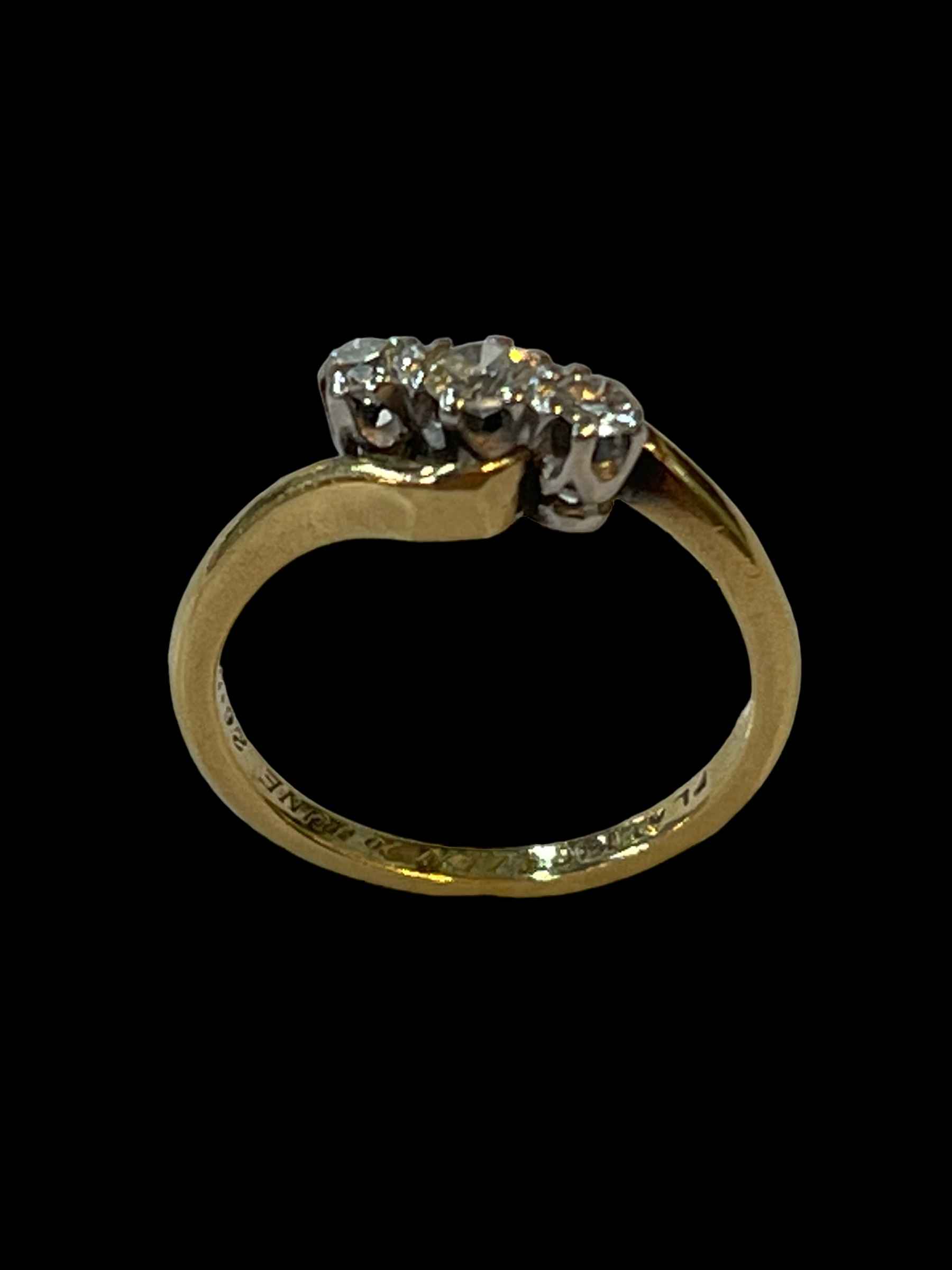 18 carat yellow gold and platinum set three stone diamond ring, size K. - Image 2 of 2