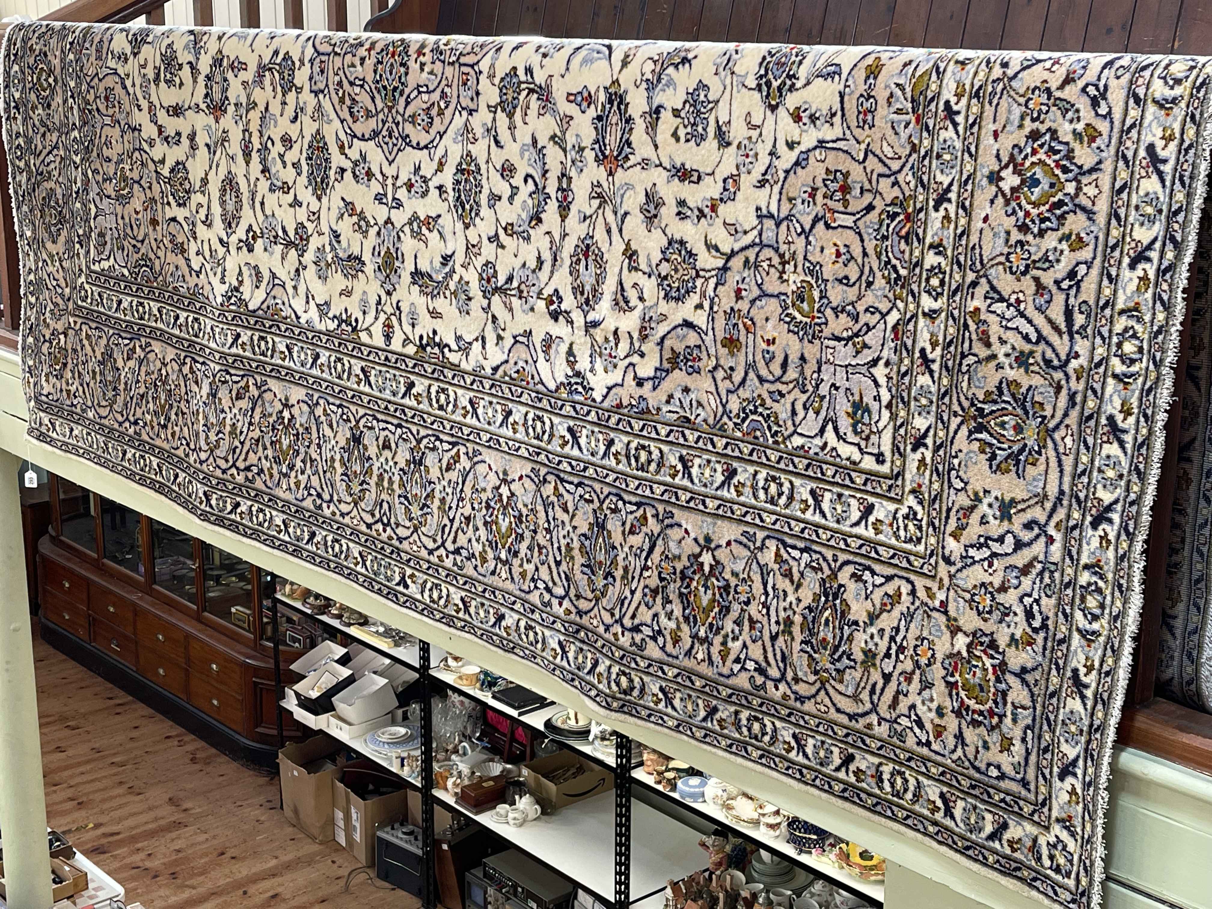 Fine hand knotted Persian Kashan carpet 3.46 by 2.46.