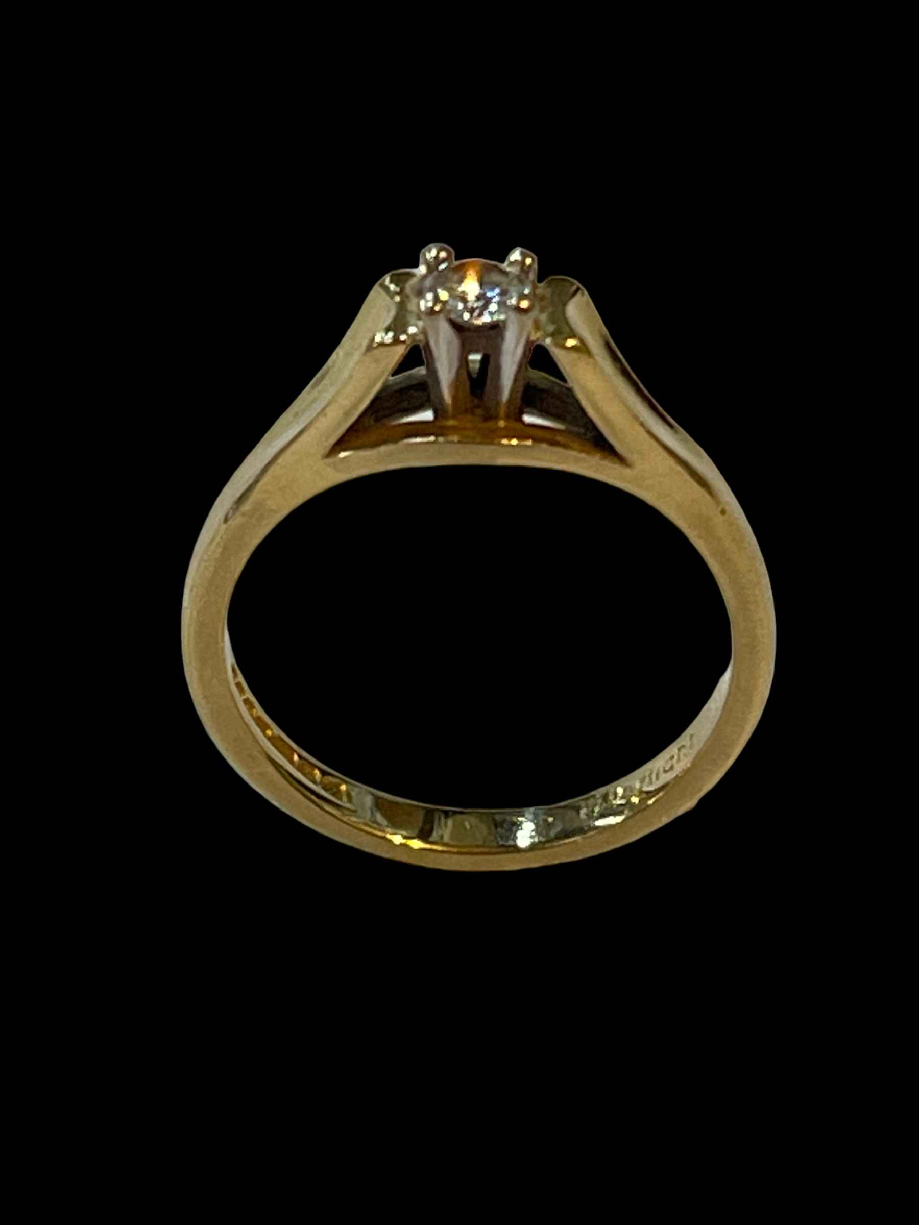 18 carat yellow gold and 0.20 carat diamond solitaire ring, size N. - Image 2 of 2