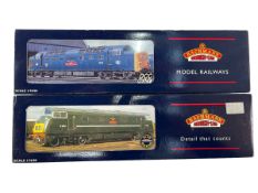 Bachmann Diesel locomotives, Boxed Warship B-B and Class 55 Deltic (2).