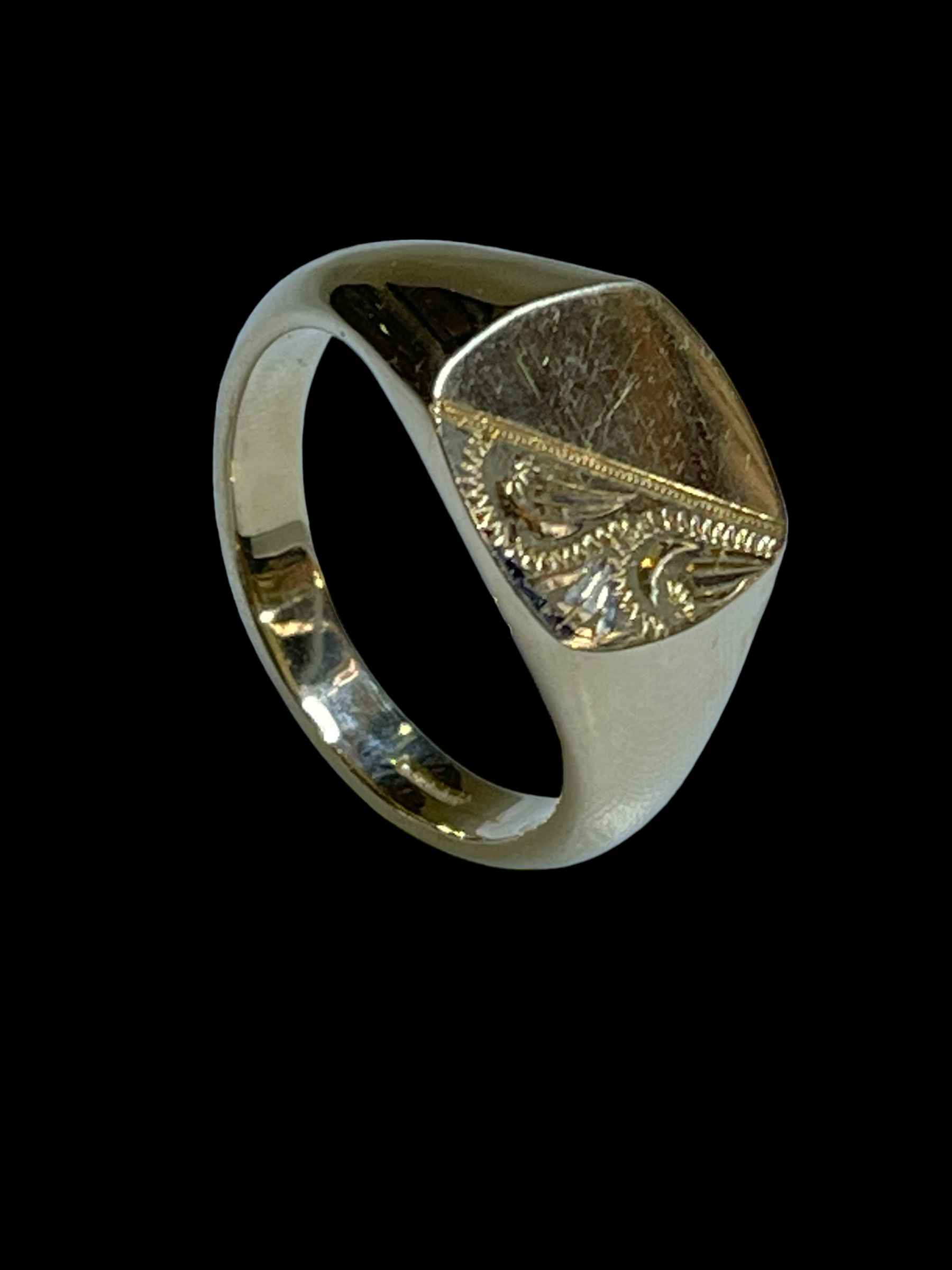 9 carat yellow gold signet ring, size S.