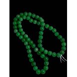 Green jade bead necklace, 76cm.