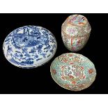 Chinese blue and white lidded bowl decorated with figures,