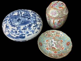 Chinese blue and white lidded bowl decorated with figures,