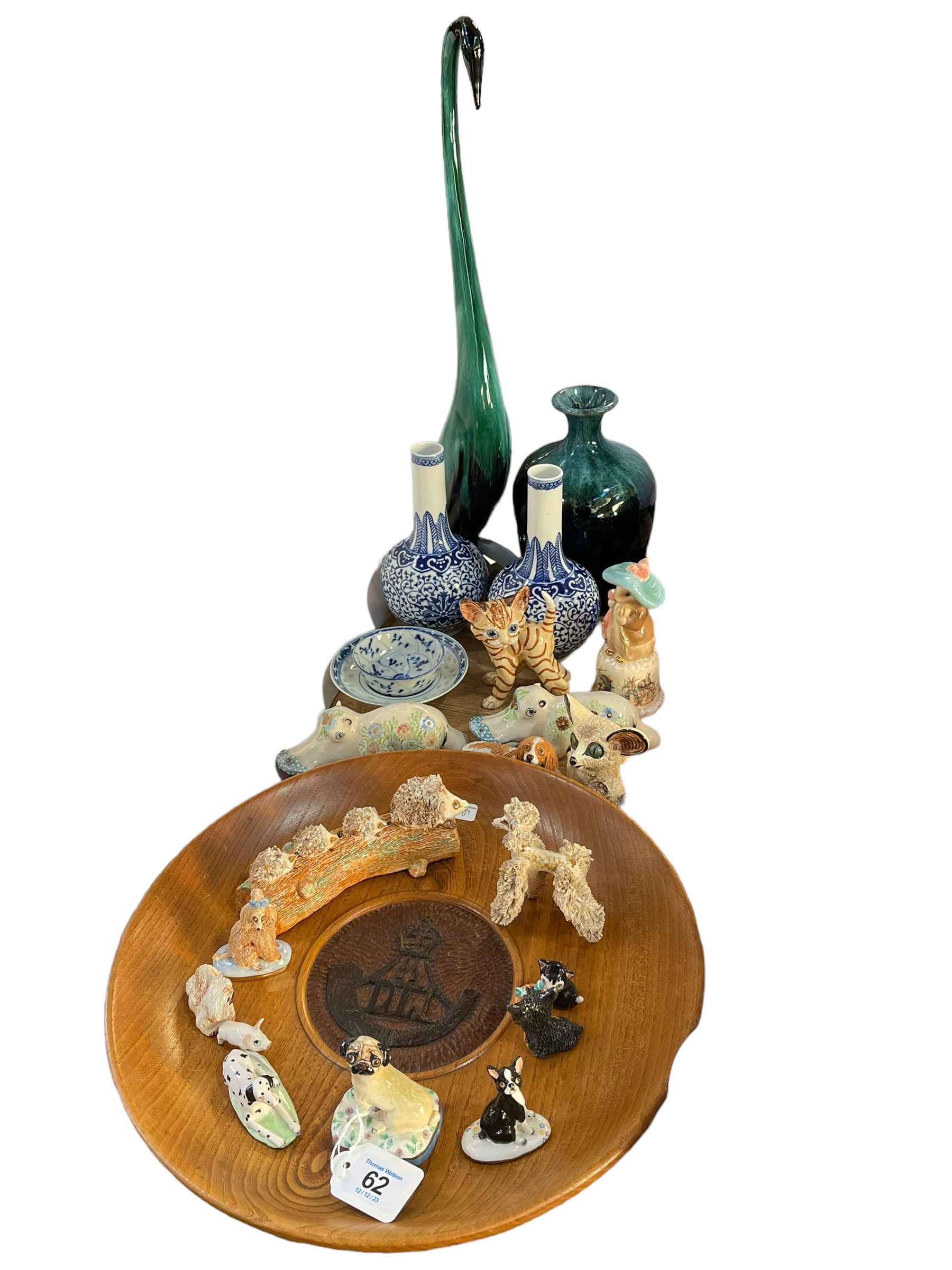 Basil Matthews figurines, Oriental blue and white, pin badges, DLI commemorative bowl, etc.