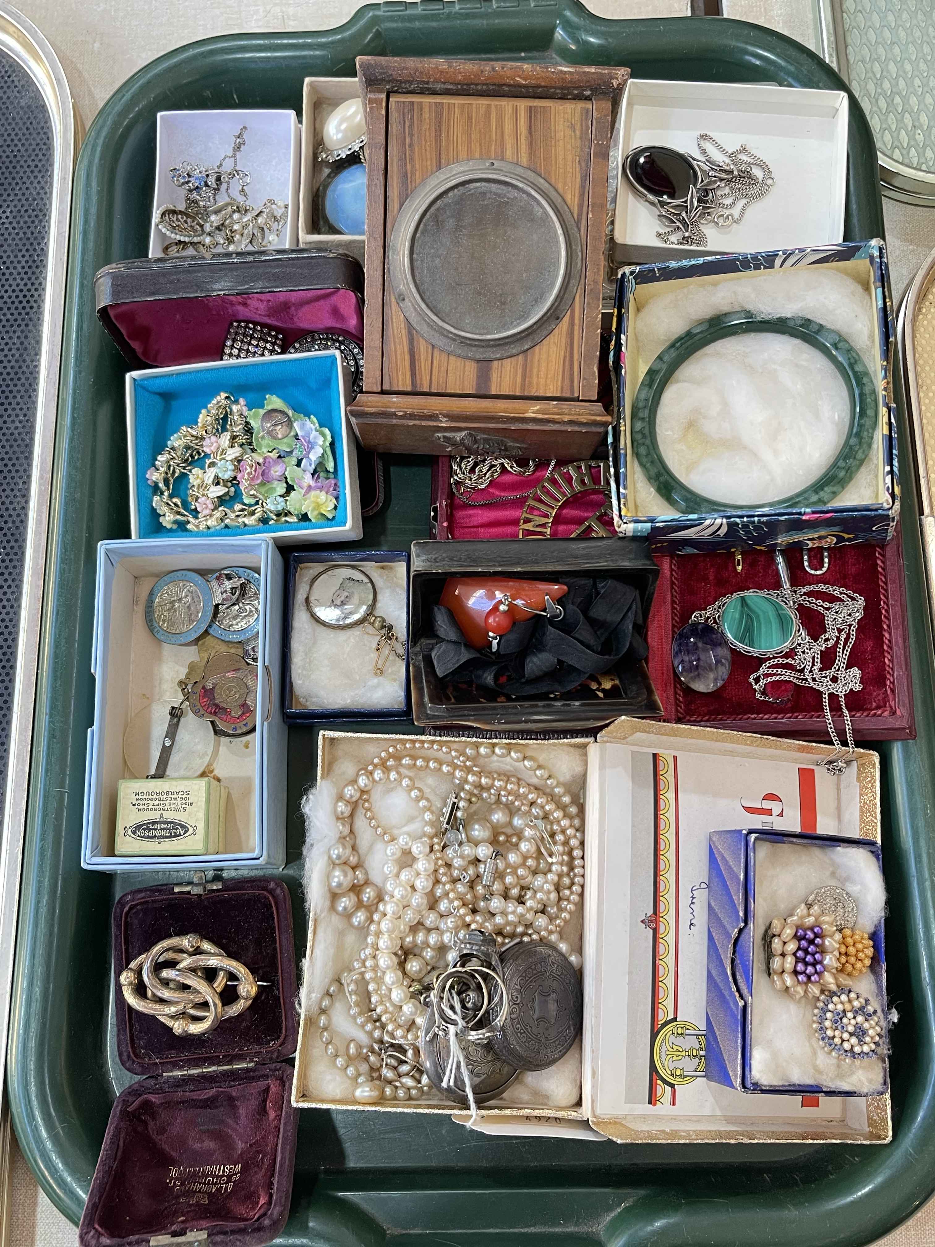 Collection of costume jewellery.