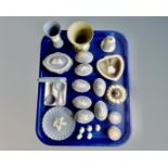 A tray containing a pair of Wedgwood Jasperware shell spoons, in case,