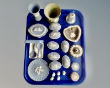 A tray containing a pair of Wedgwood Jasperware shell spoons, in case,