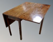 A Victorian mahogany gateleg table (width 102cm)