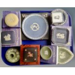 A tray containing 11 pieces of boxed and unboxed Wedgwood Jasperware in various colours.