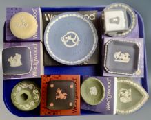 A tray containing 11 pieces of boxed and unboxed Wedgwood Jasperware in various colours.