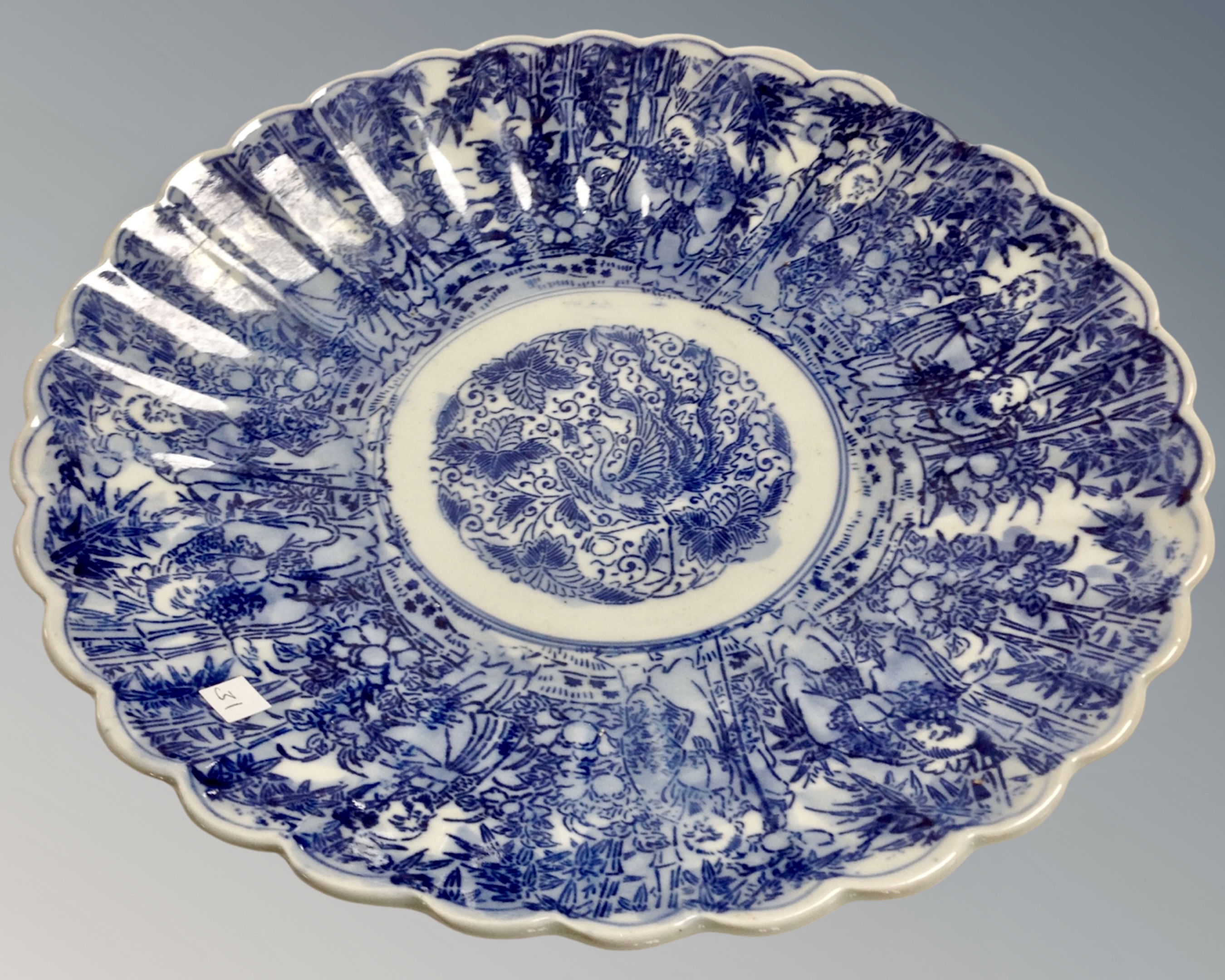 A Chinese blue and white scalloped edge imari plate.