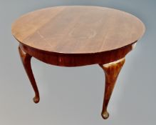 An early 20th century Scandinavian circular dining table in a mahogany finish (width 112cm)