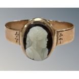 An antique yellow gold cameo ring, Q, 2.3g.