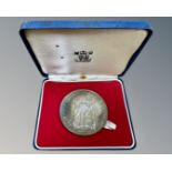 The Royal Mint : Sterling silver medallion commemorating the Silver Jubilee, 86.6g.