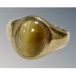 A 9ct gold Tiger eye ring, size G, 3.1g.