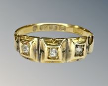 An antique 18ct gold three stone diamond ring, size M, 2.5g.