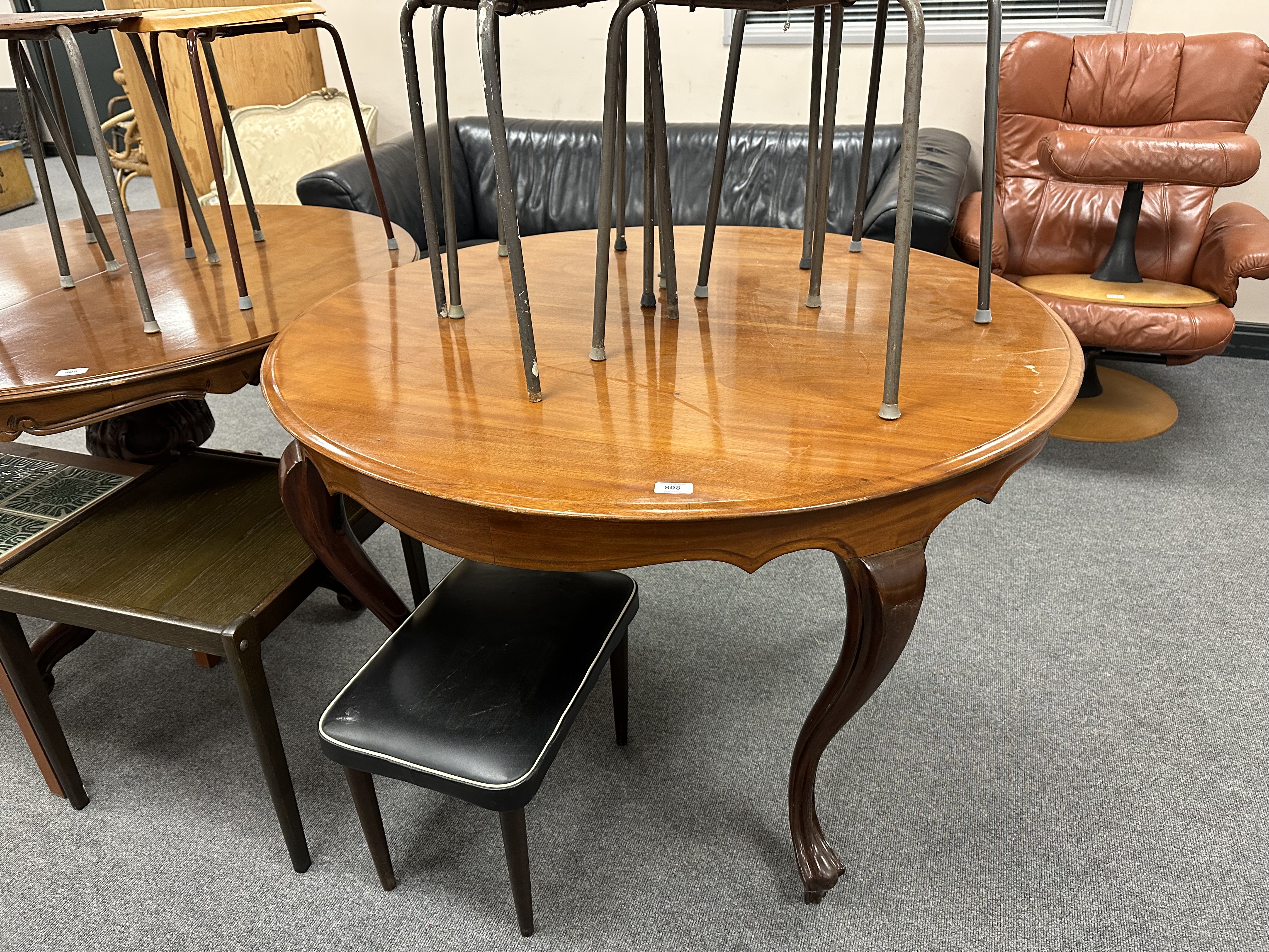 A 19th century circular mahogany dining table on cabriole legs (width 115cm)