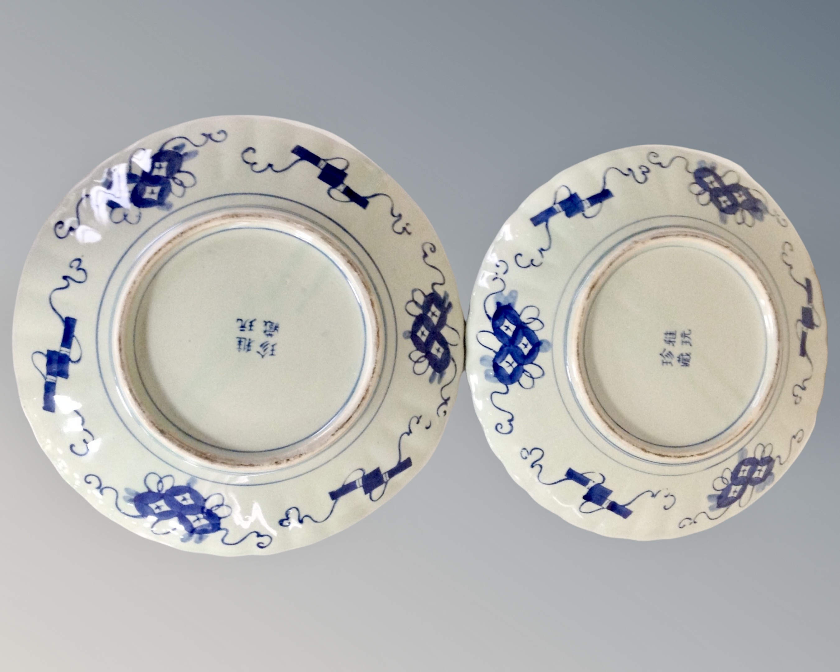 A pair of Imari scalloped edge dishes, width 31 cm, - Image 3 of 3