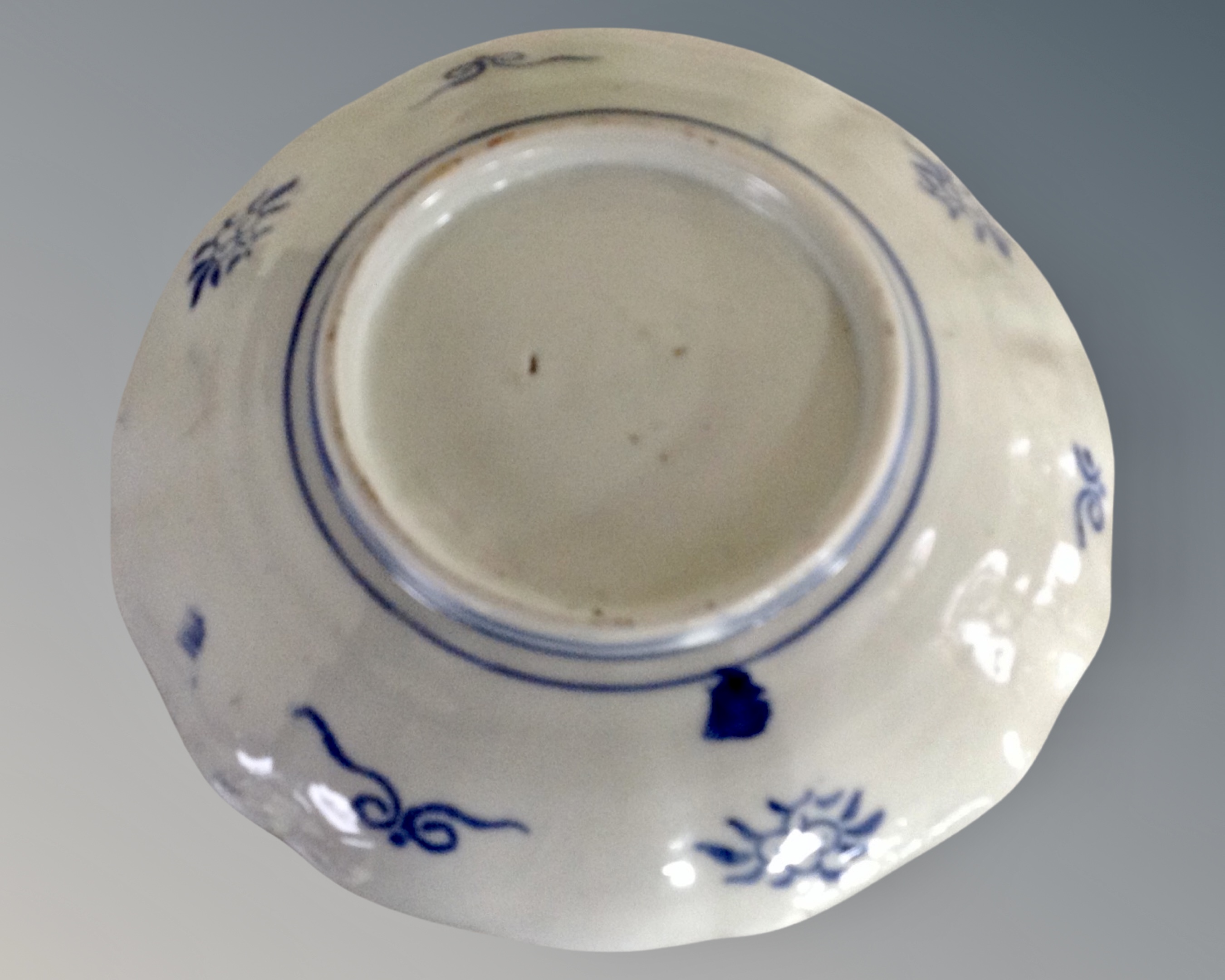 A pair of Imari scalloped edge dishes, width 31 cm, - Image 2 of 3