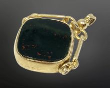 An antique 18ct gold agate fob, Chester 1908.