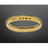 A 22ct yellow gold wedding band, 2.5g, size P.