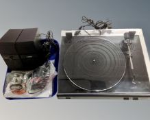 A Lenco L-3867 USB turntable together with a pair of Yamaha mini speakers.