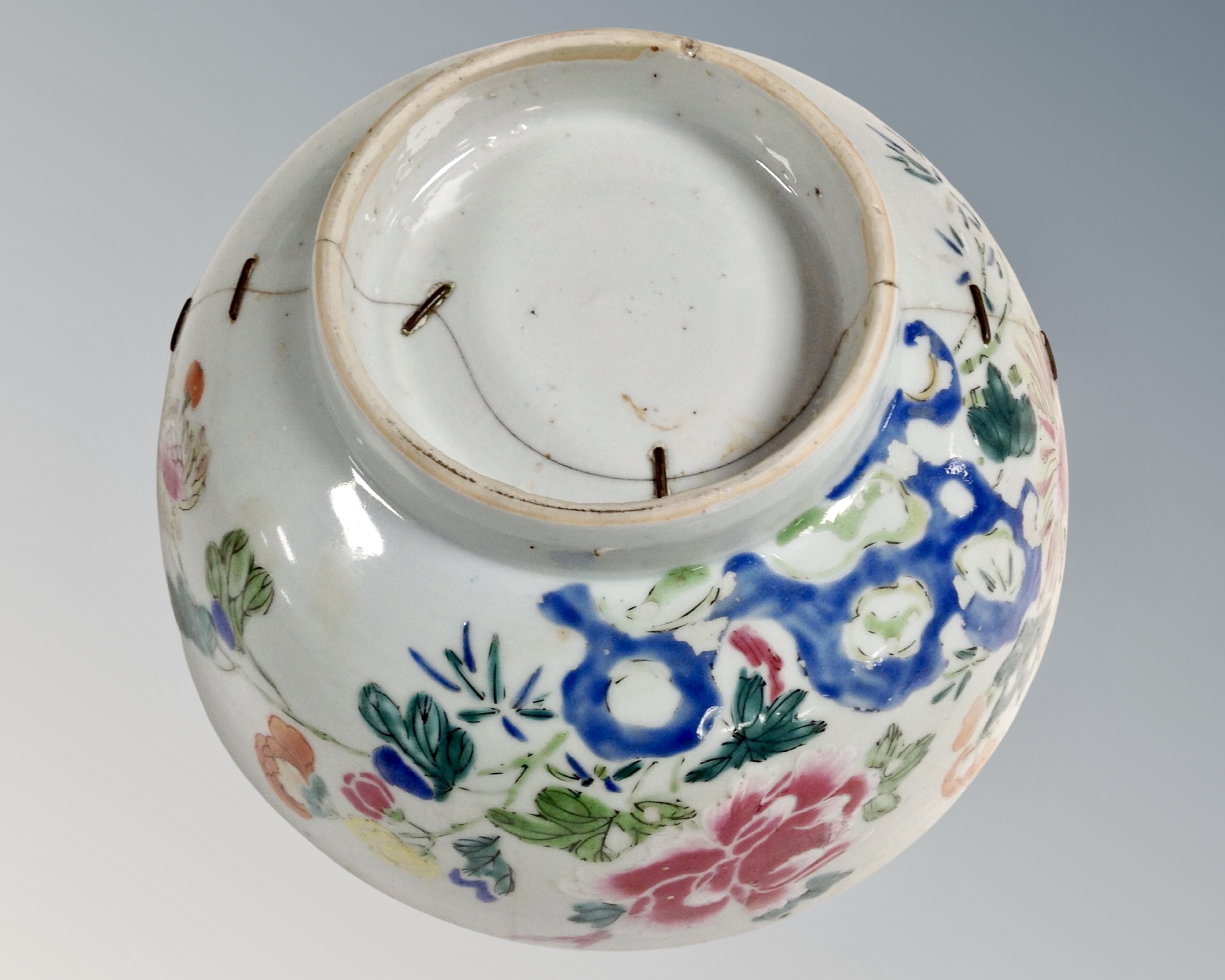 A 19th century Chinese export porcelain fruit bowl together with a blue and white ginger jar (both - Image 2 of 3