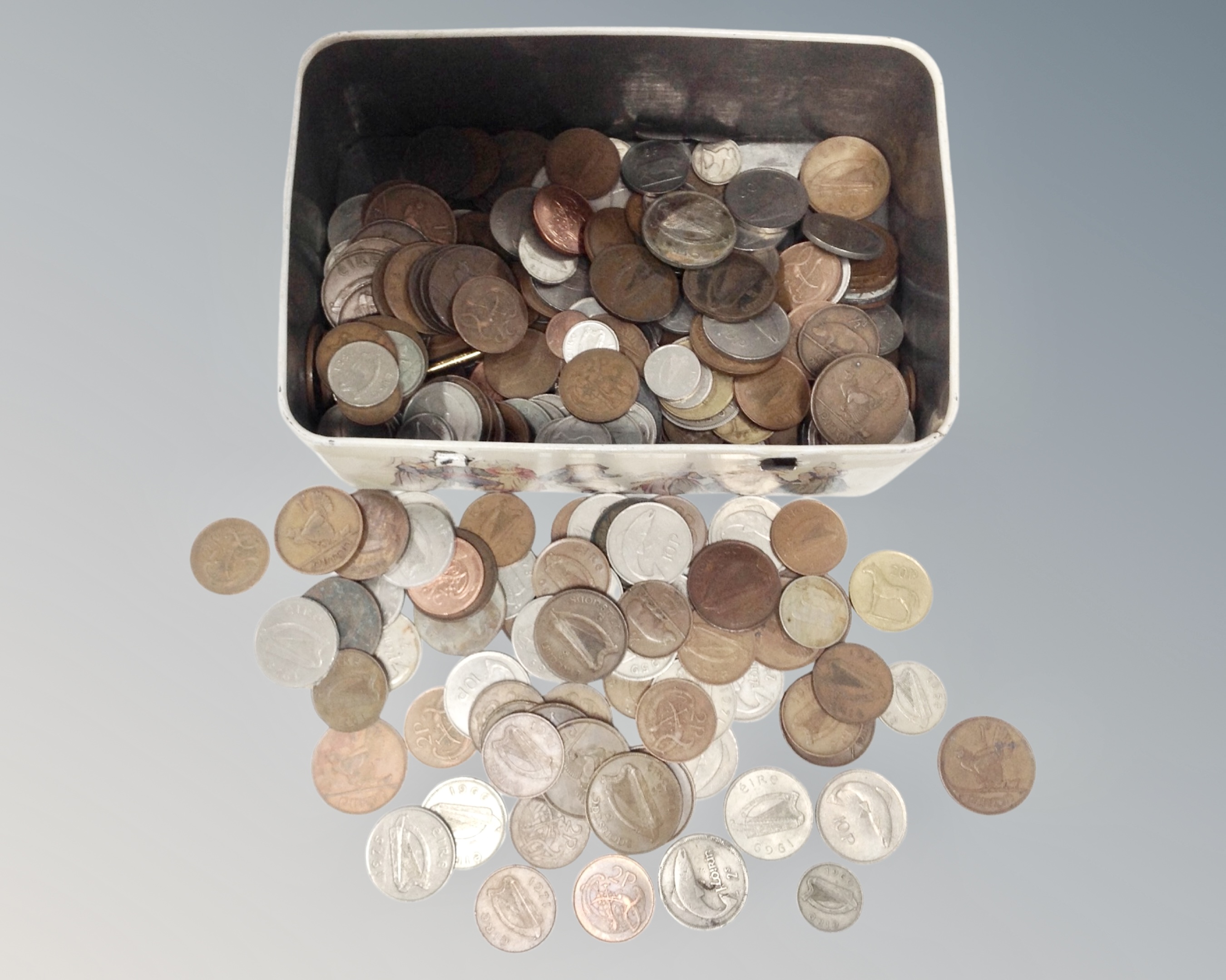 A tin containing assorted 20th century Irish coinage.