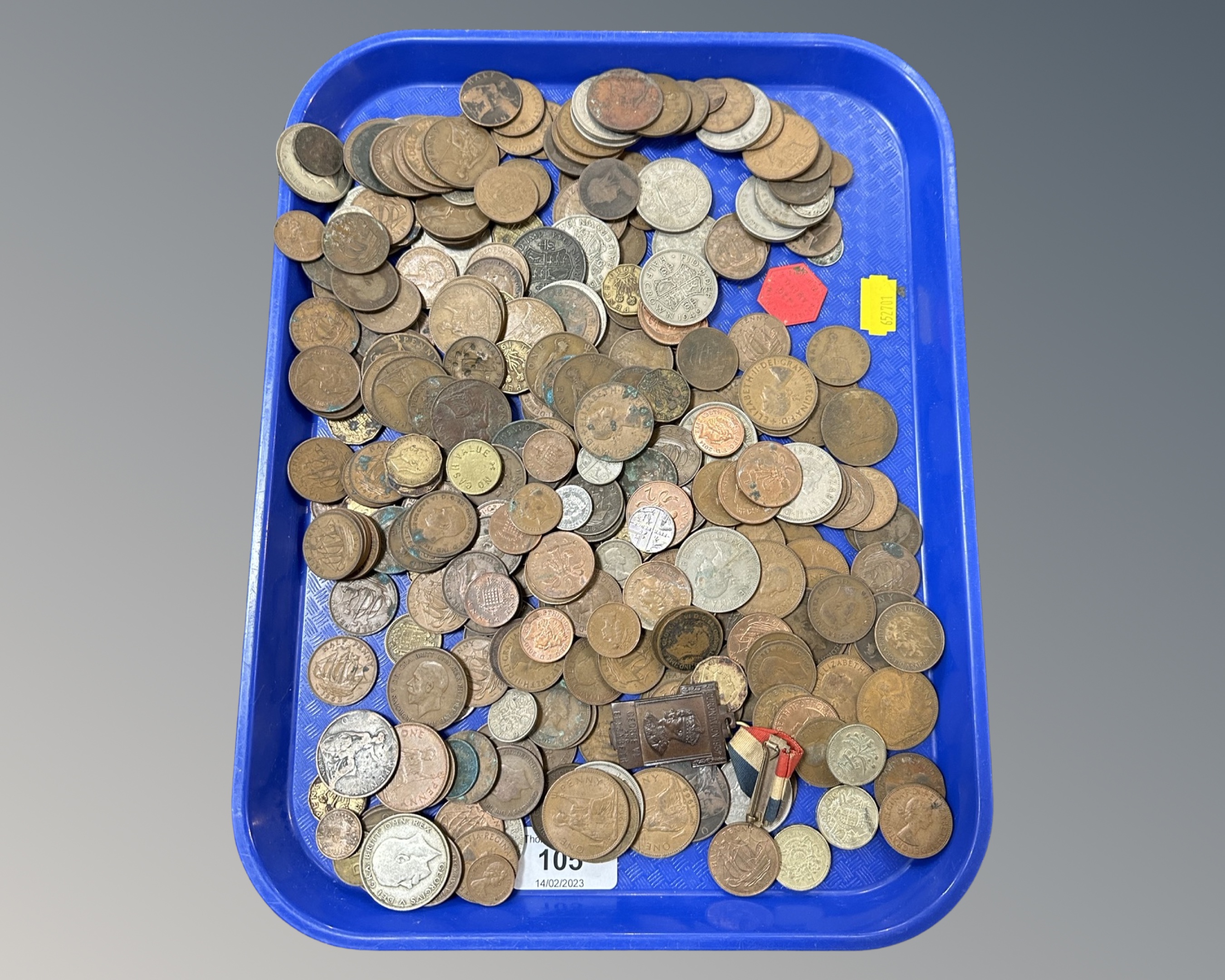 A tray containing Victorian and later British coinage together with a George VI coronation medal