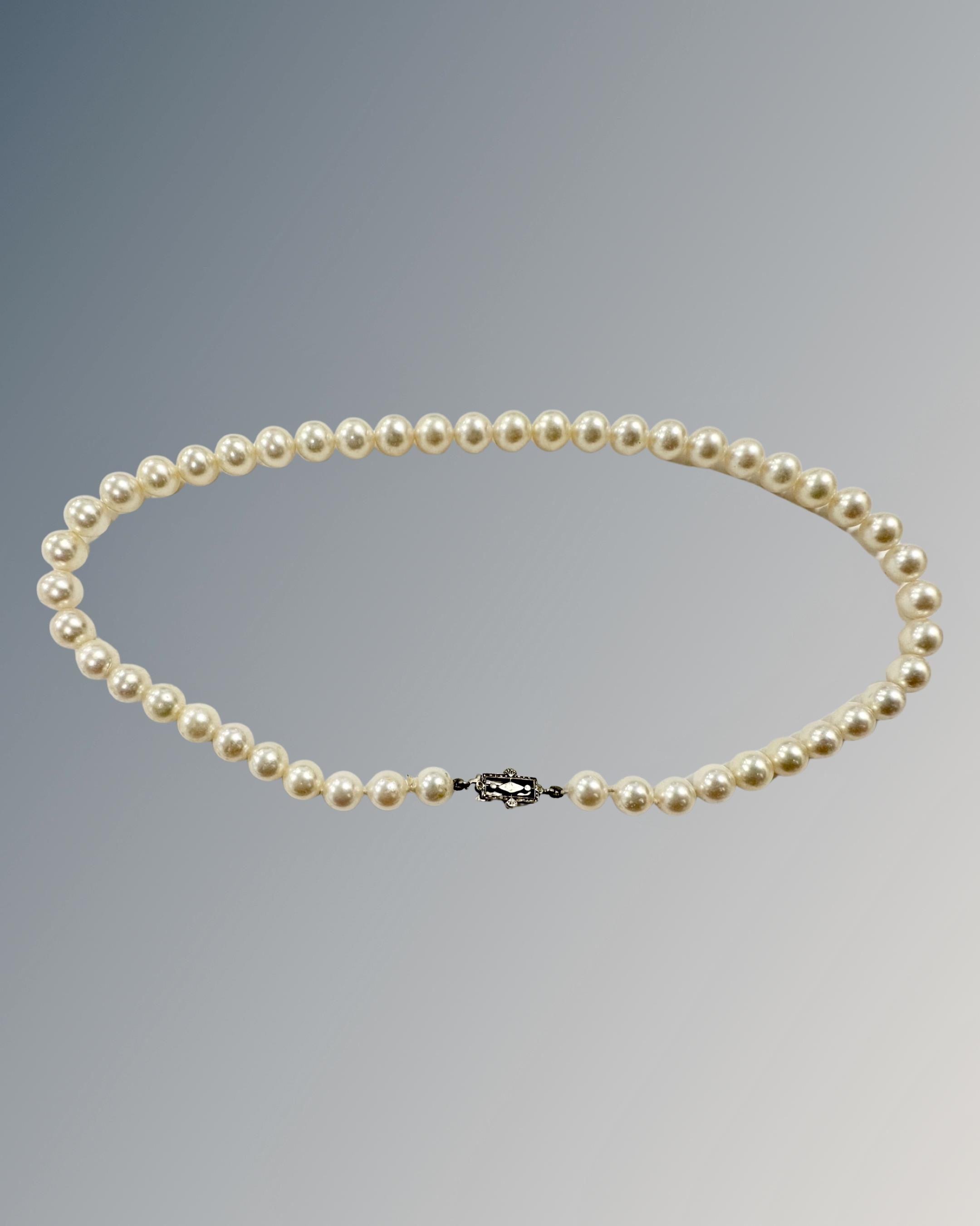 An early 20th century pearl necklace with 9ct white gold clasp, length 32.5 cm.