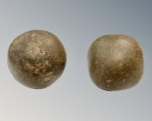 Two antique cannon balls, diameter 4.5cm.