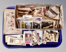 A tray containing a large quantity of collector's cards including footballers, flags of the world,