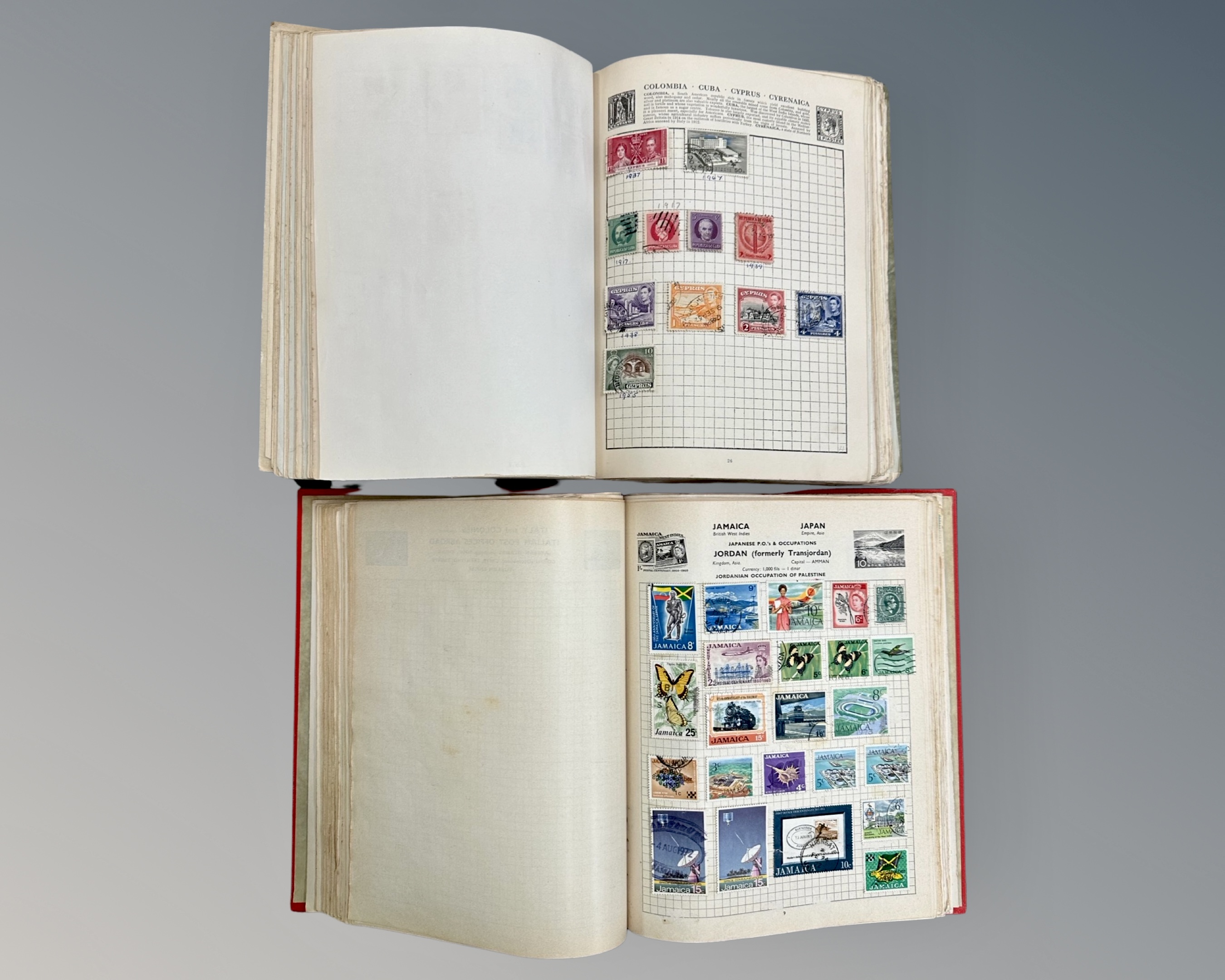 A Stanley Gibbons Swiftsure Expanding Stamp Album containing a collection of world stamps,