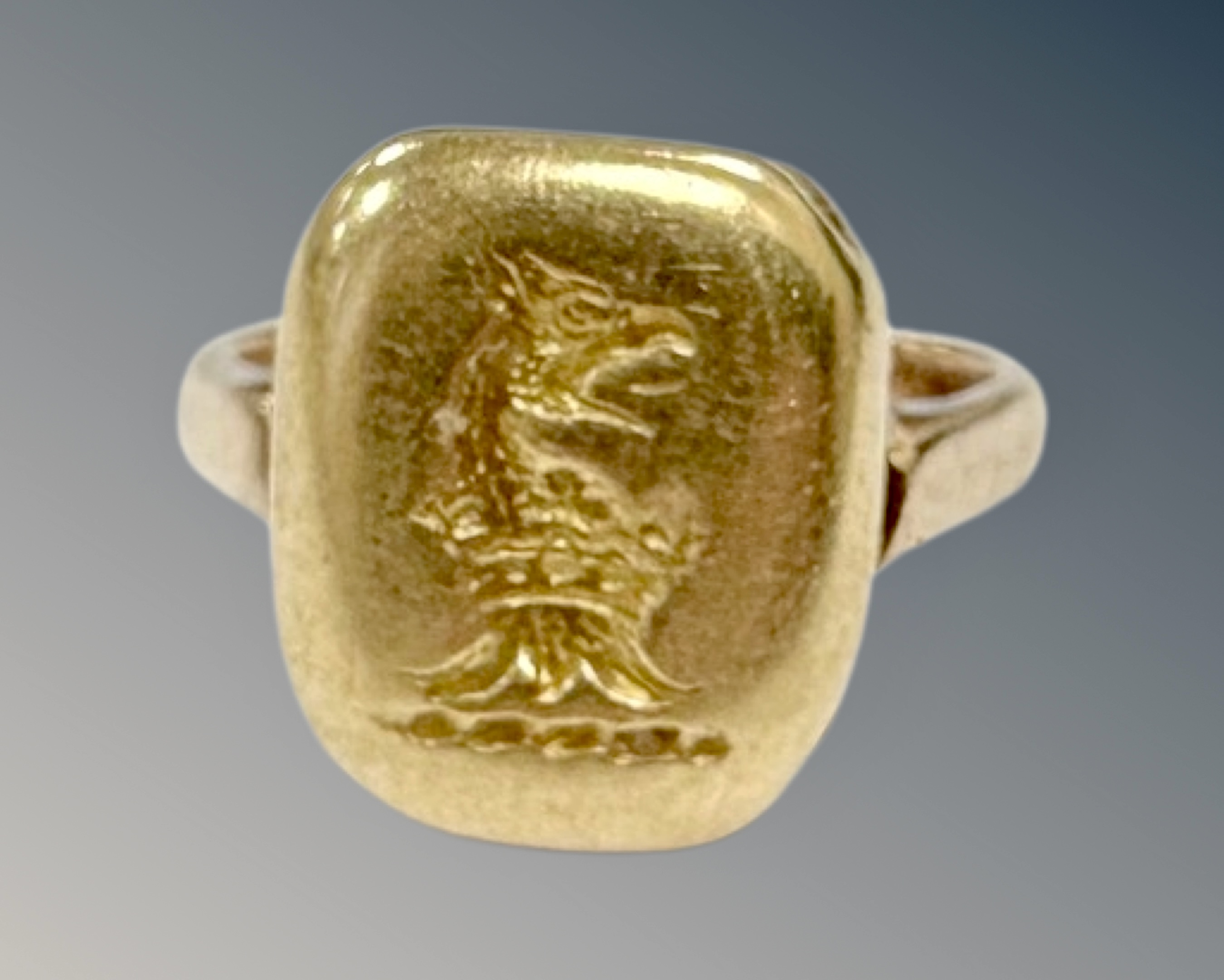 An antique 9ct yellow gold signet ring, 5.1g, size F.