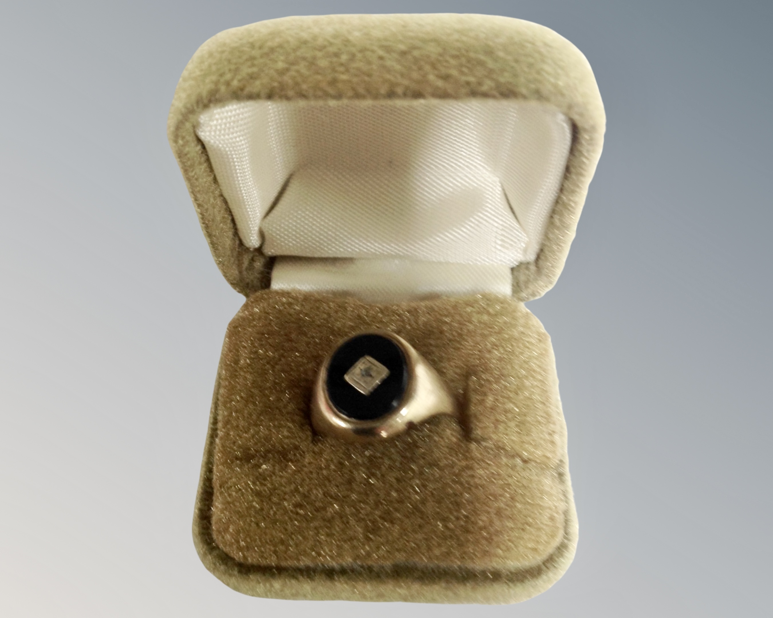 A gent's 9ct gold black onyx signet ring.