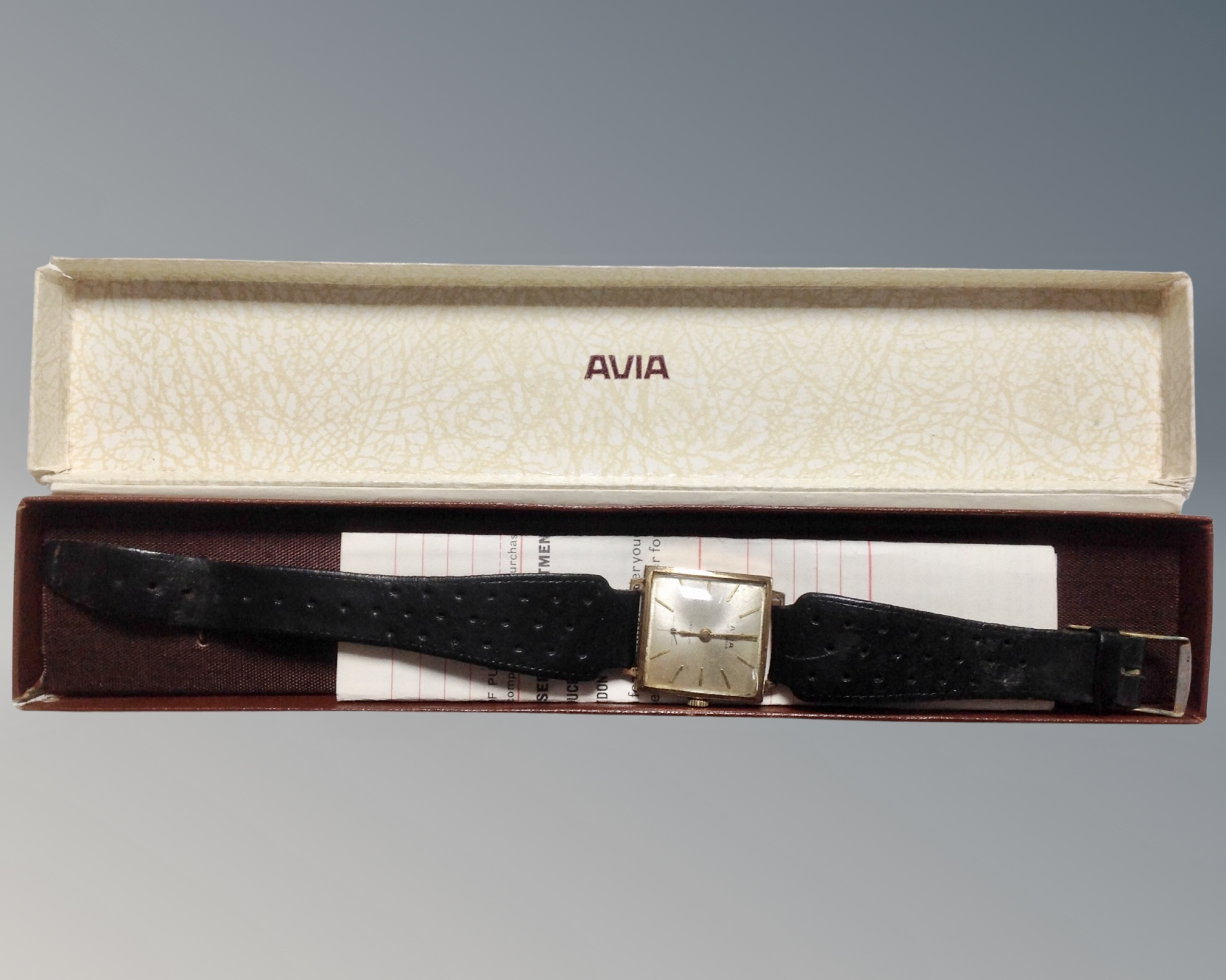 A gent's Avia 9ct gold square cased wristwatch in box.
