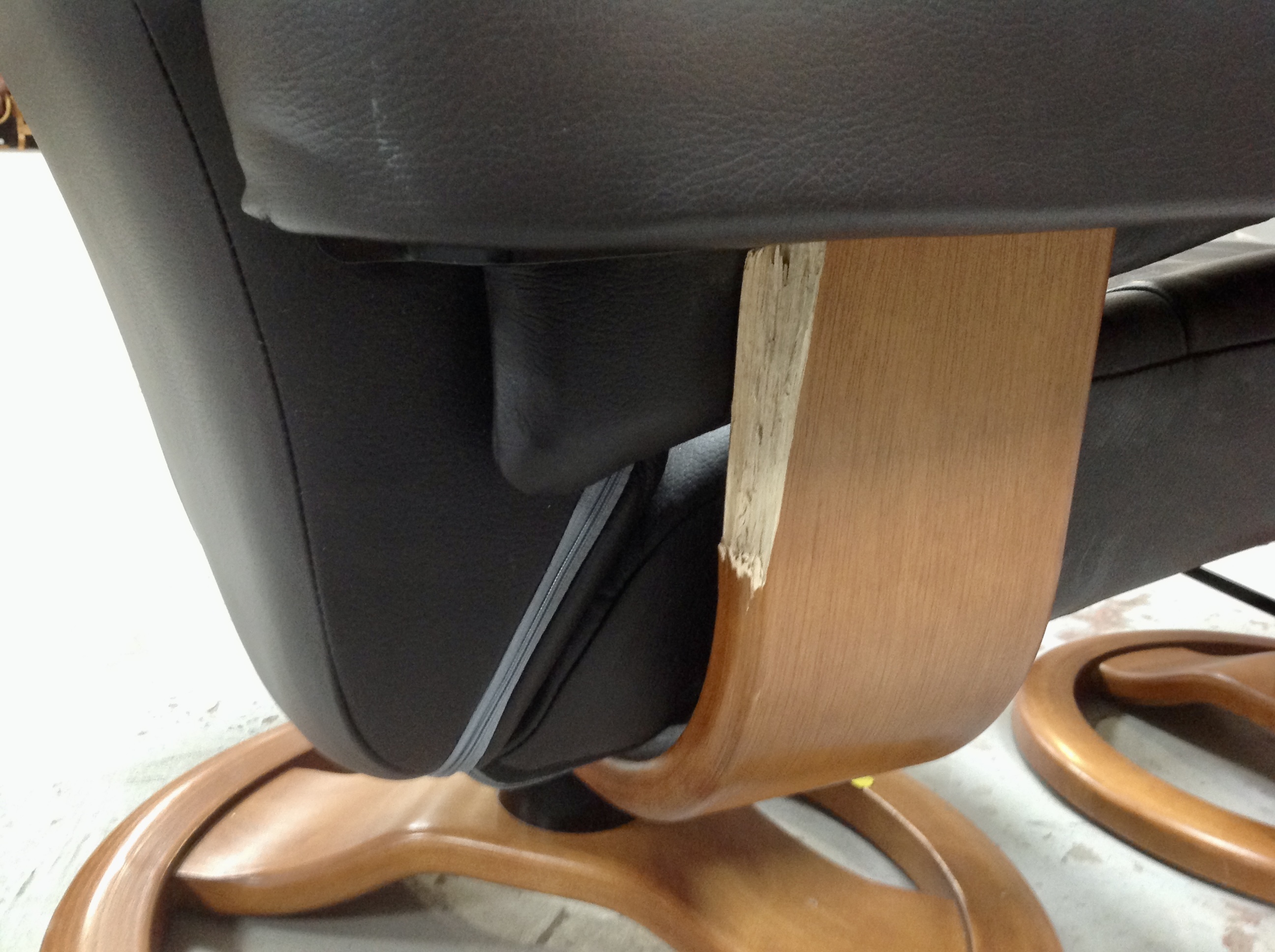 A brown leather reclining lounger chair with stool (arm damaged) - Image 2 of 2