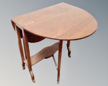 A mahogany Sutherland table (width 62cm)