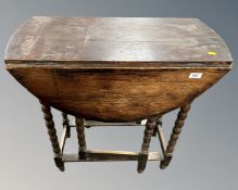 A 19th century oak gateleg table (width 75cm)