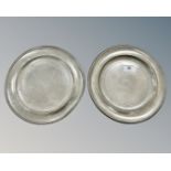 A pair of 18th century pewter plates, diameter 25cm.