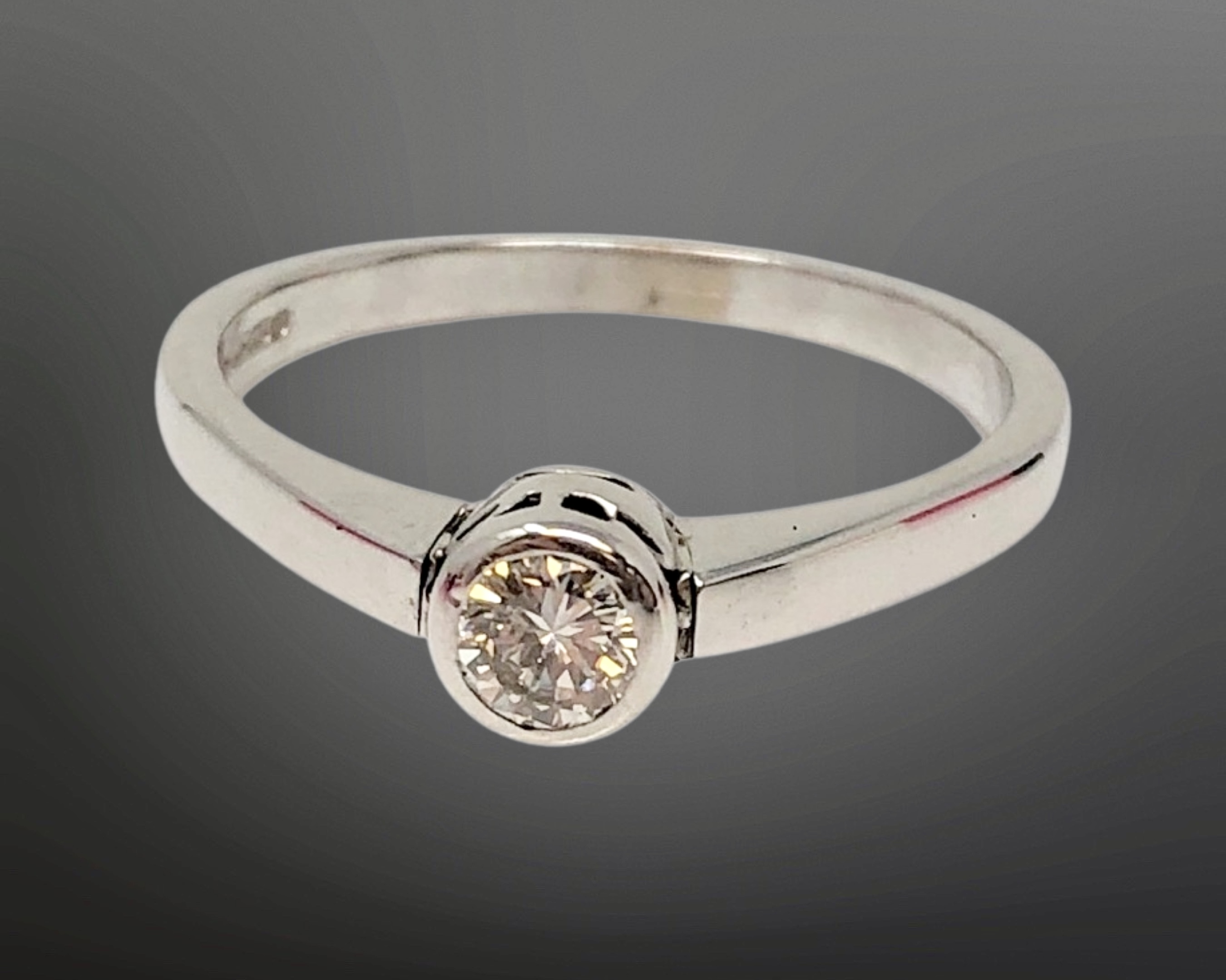 An 18ct white gold diamond solitaire ring, approximately 0.