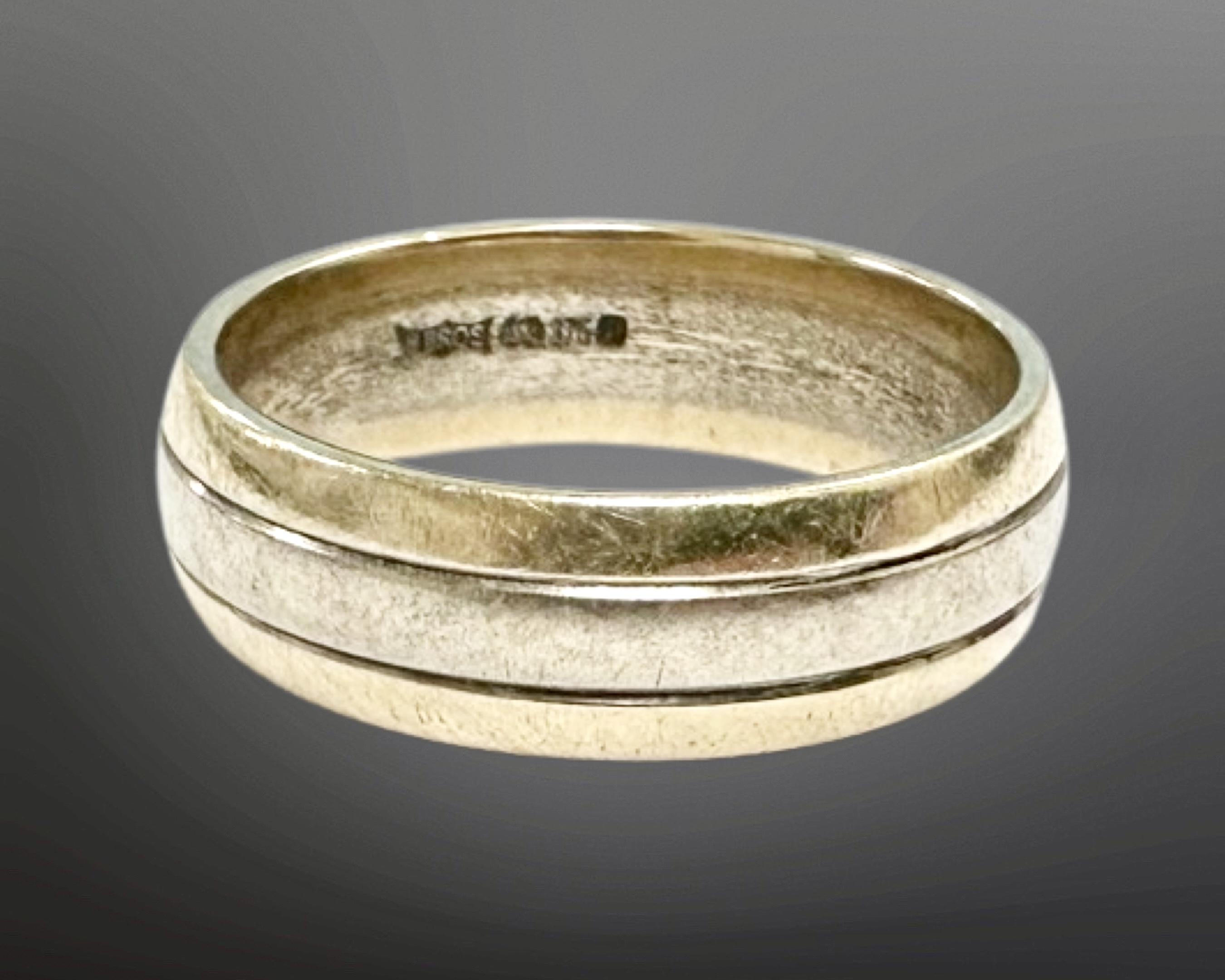 A 9ct two-tone gold band ring, size M/N, 4.