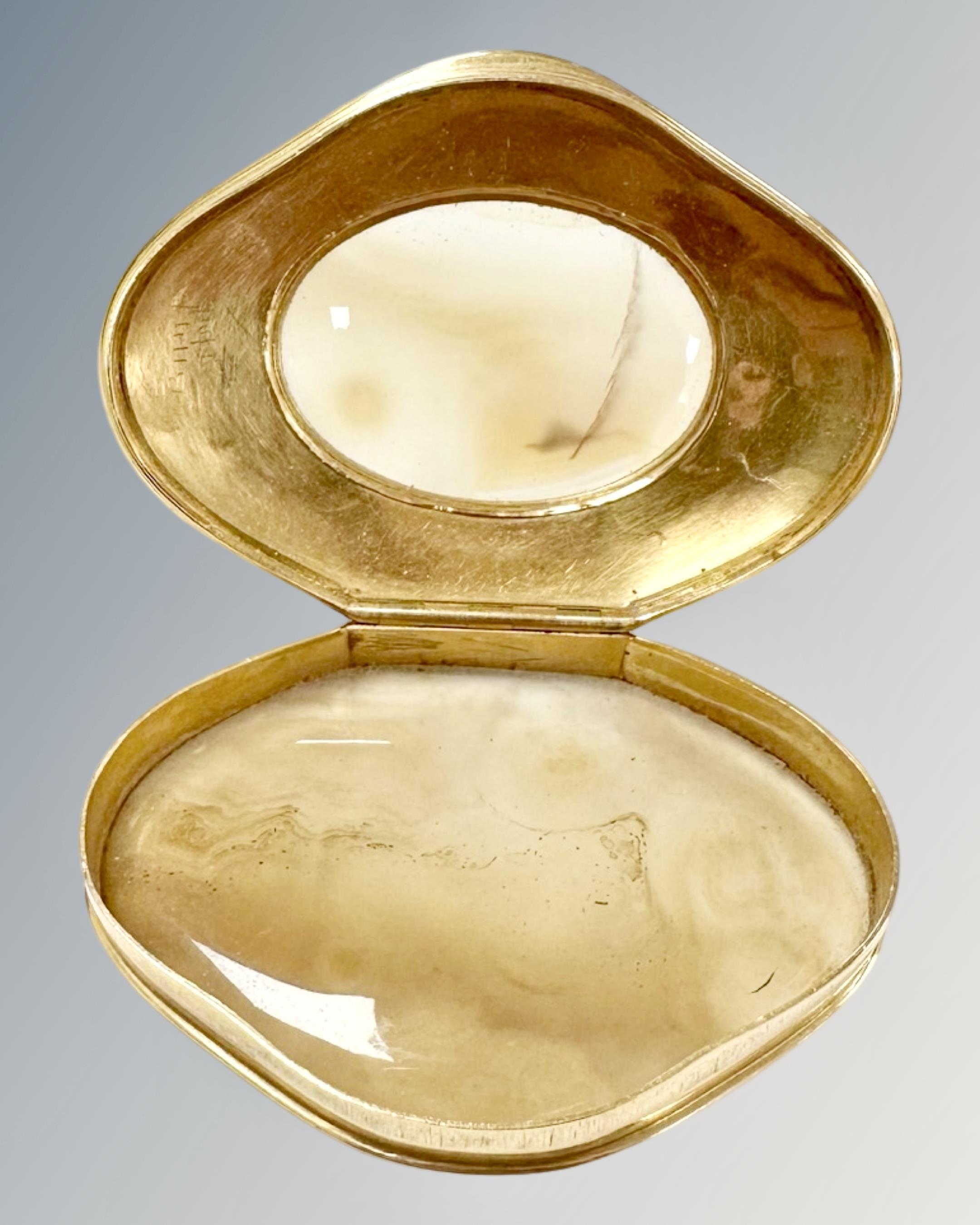 A 19th century yellow metal (presumed gold) and agate mounted snuff box, - Image 2 of 3