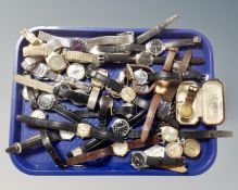 A tray containing a good collection of vintage and later gent's wristwatches together with a gold